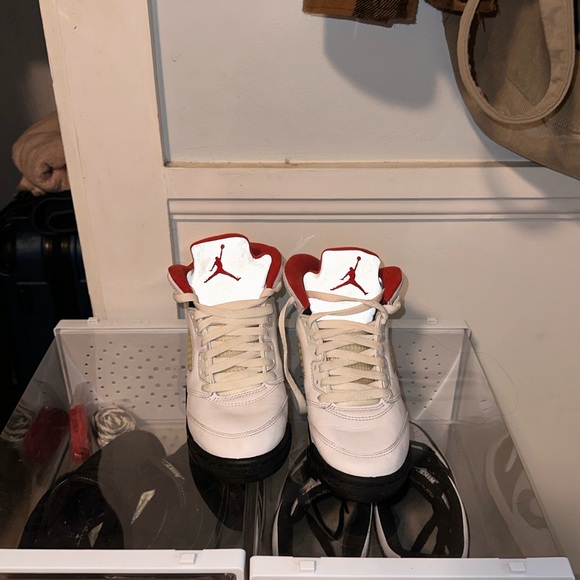 AIR JORDAN 5 FIRE RED SIZE 5 YOUTH (6.5 WOMENS) - Picture 2 of 6